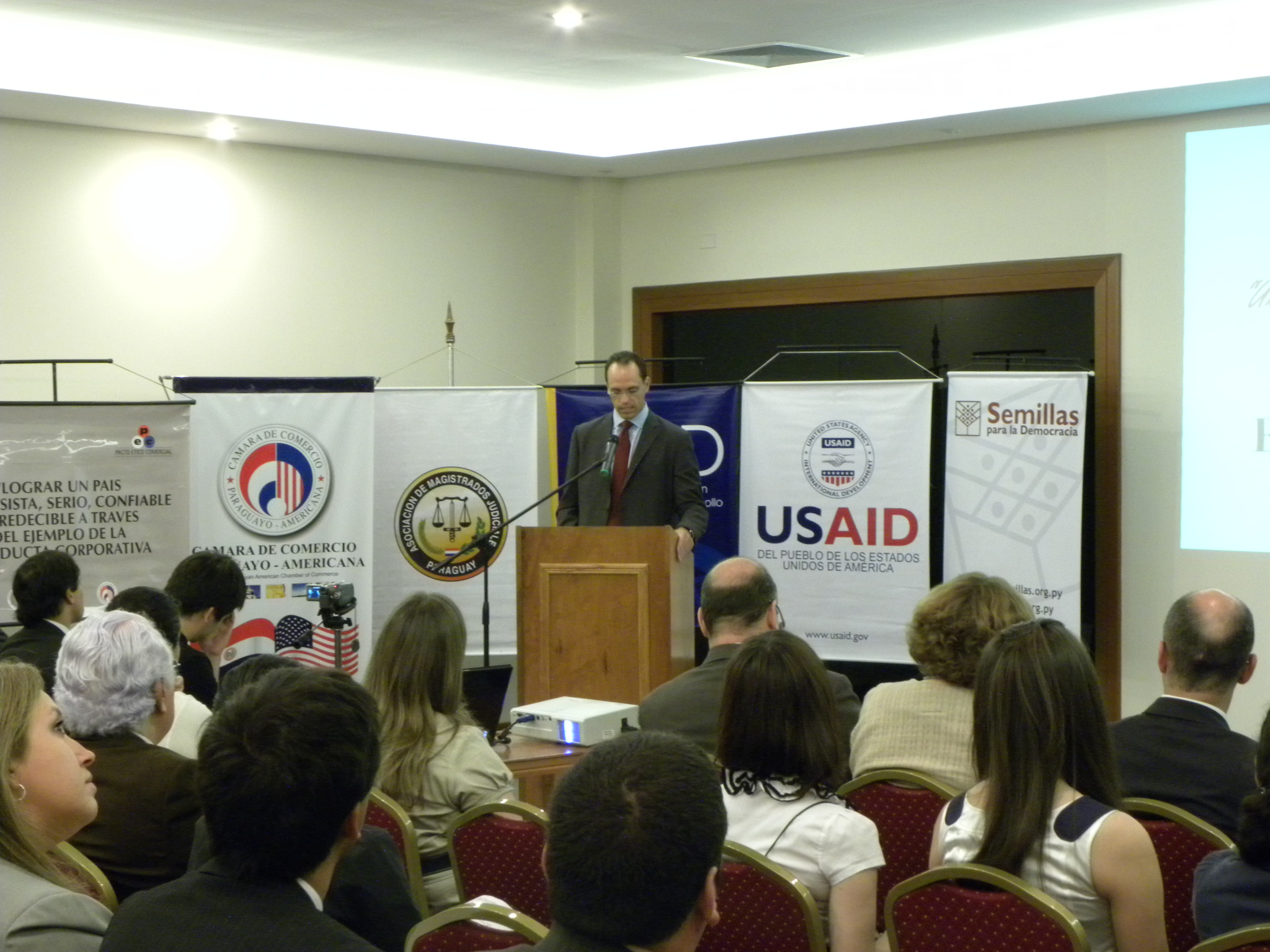 Instantánea del momento en el que Mark Lopes, Sub-Administrador Adjunto para América Latina y el Caribe de USAID hace uso de la palabra