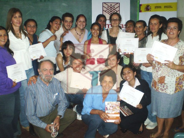 Los participantes del taller recibieron certificados y ejemplares del cuadernillo “del revés, al DERECHO”
