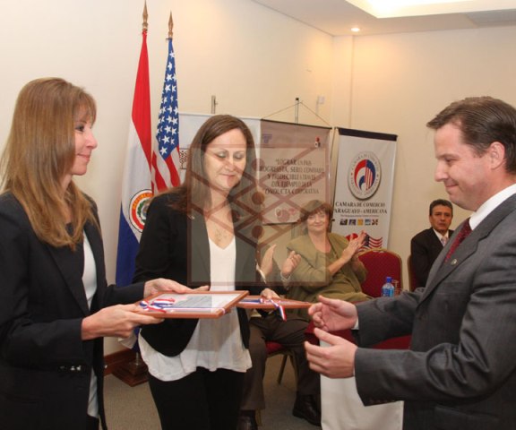El juez Martínez Simón recibiendo el reconocimiento de manos de Marta Ferrara y María Jesús Bogado, directoras de SEMILLAS (foto cortesía dircom PJ)