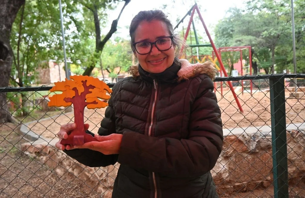 emprendedora mostrando juguete artesanal